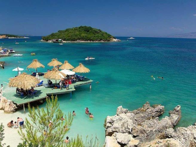 Corriere: Rritjet e çmimeve dekurajojnë turistët, zbehet Shqipëria, pushuesit i kthehen Puglia-s